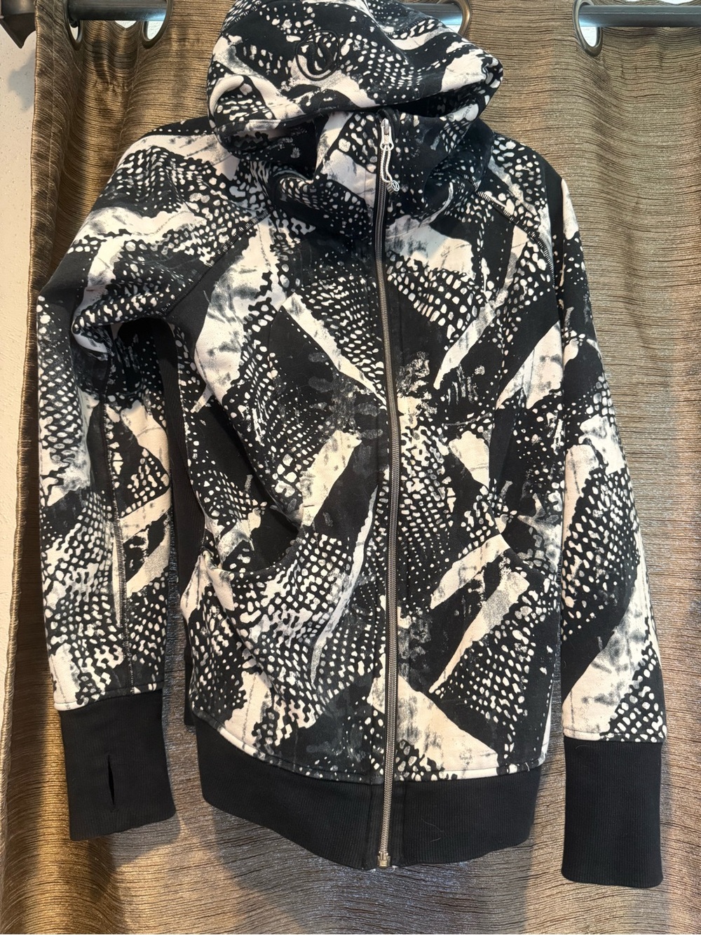 lululemon Scuba Hoodie III in the Static Mist White Black print
